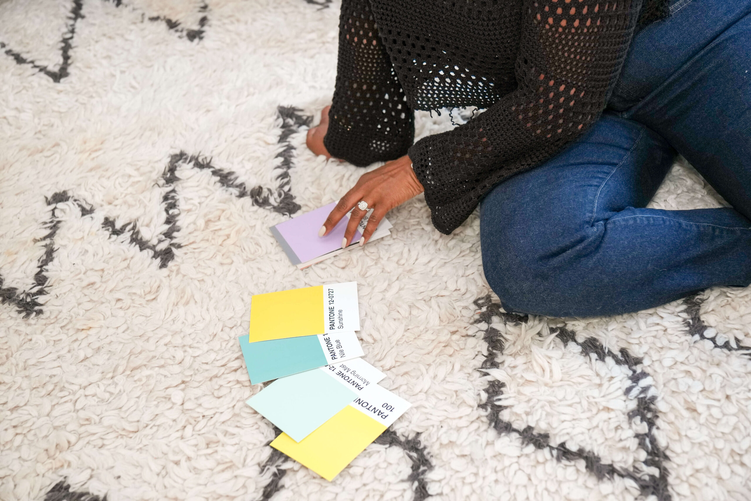 jacinta-holding-pantone-color-swatches